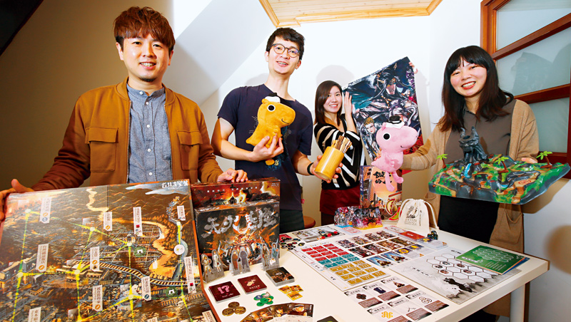 從玩家變身桌遊製作人，張少濂（左1）成立的迷走工作坊僅5名全職員工，卻為原創桌遊創下多個紀錄。
